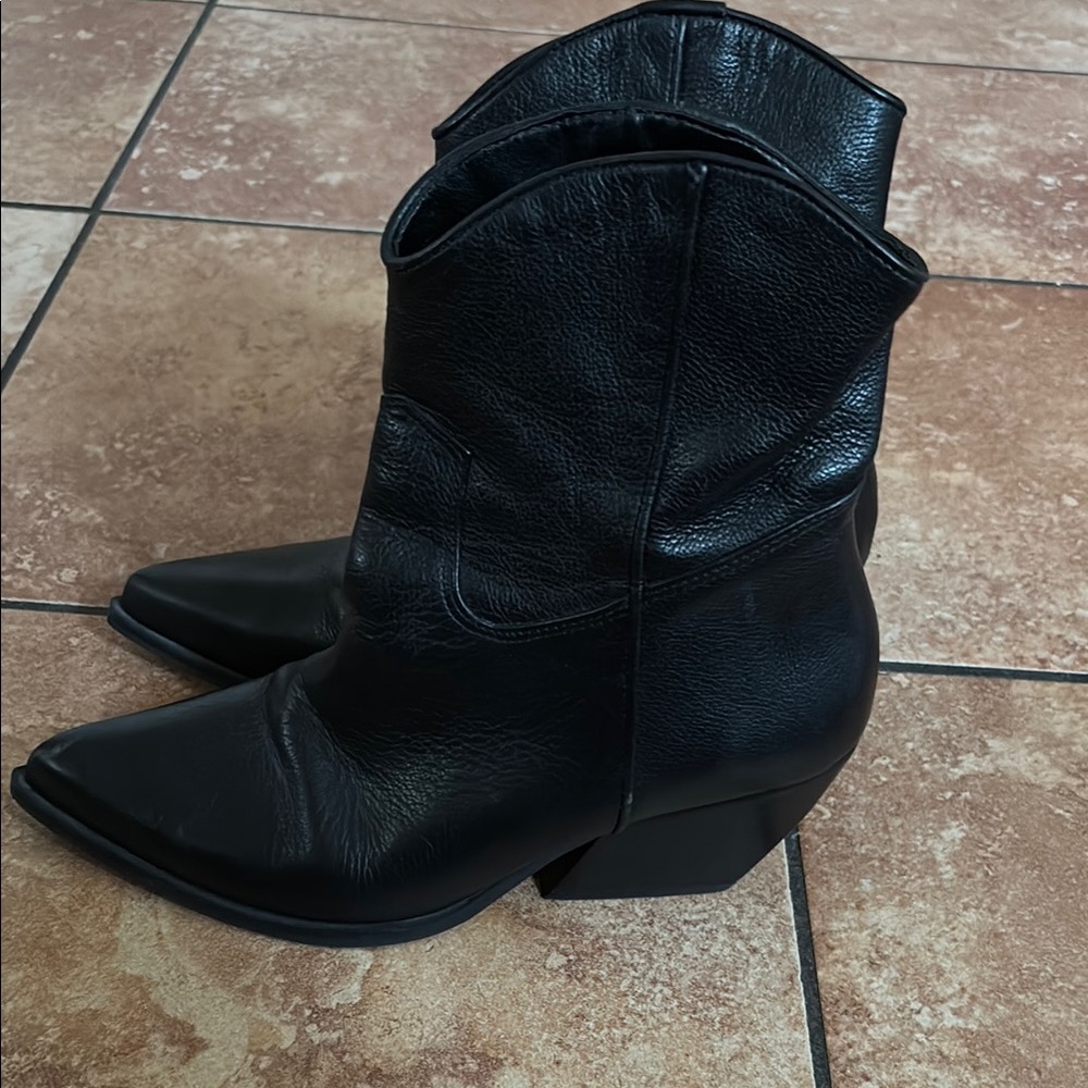 STEEVE MADDEN Chic Black Heeled Boots with Western Flair
